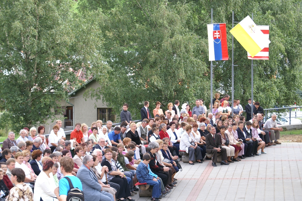 Fotogaléria Znovuvysvetenie - konsekrácia kostola Nanebovzatej Panny Márie 17.8.2008 (42) Znovuvysvetenie - konsekrácia kostola Nanebovzatej Panny Márie 17.8.2008