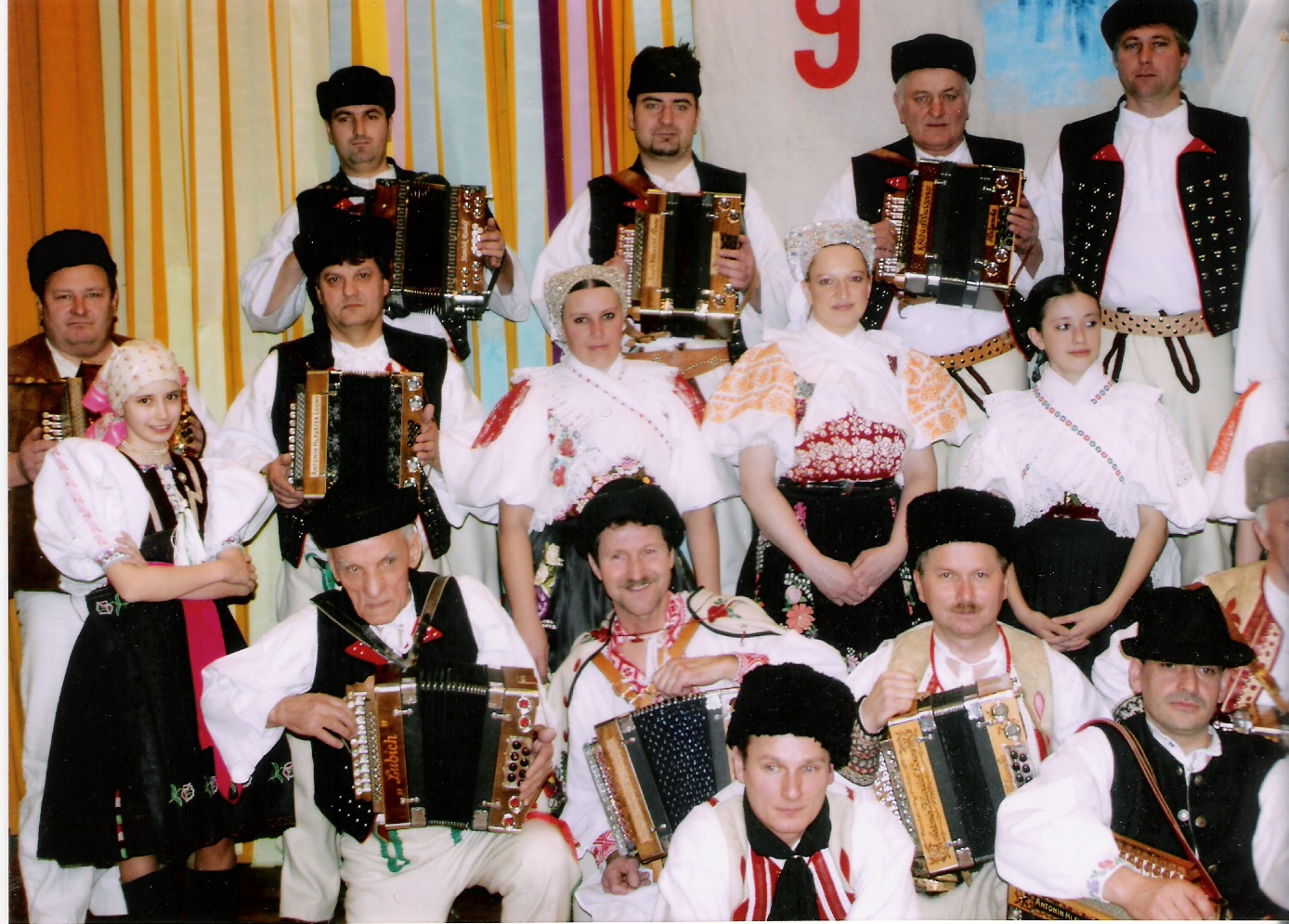 Fotogaléria Fašiangový festival 22.2.2009 - vystúpenie heligónkárov (11) Fašiangový festival 22.2.2009 - vystúpenie heligónkárov