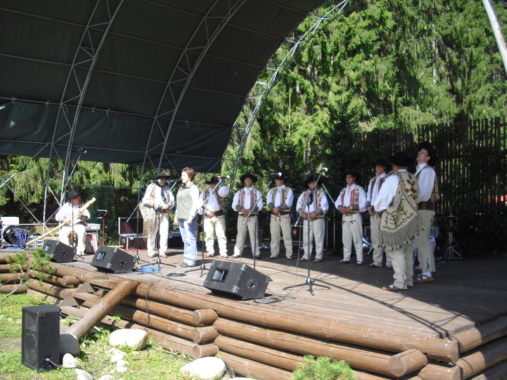 Fotogaléria Oslavy 65. výročia SNP vo Vydrovskej doline (22) Oslavy 65. výročia SNP vo Vydrovskej doline