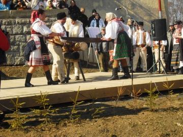súťaž v rezaní dreva - folkloristi
súťaž v rezaní dreva - folkloristi