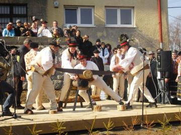 súťaž v rezaní dreva - folkloristi
súťaž v rezaní dreva - folkloristi