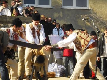 súťaž v rezaní dreva - folkloristi
súťaž v rezaní dreva - folkloristi