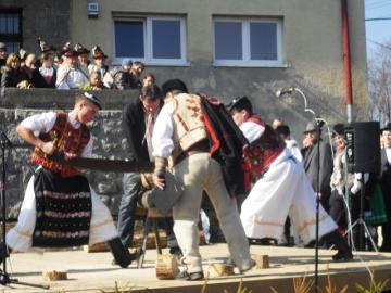 súťaž v rezaní dreva - folkloristi
súťaž v rezaní dreva - folkloristi