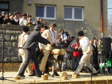 súťaž v rezaní dreva - folkloristi
súťaž v rezaní dreva - folkloristi