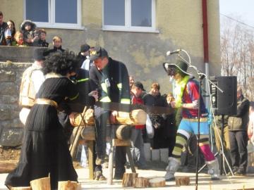 súťaž v rezaní dreva - folkloristi súťaž v rezaní dreva - folkloristi