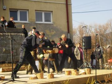 súťaž v rezaní dreva - folkloristi
súťaž v rezaní dreva - folkloristi